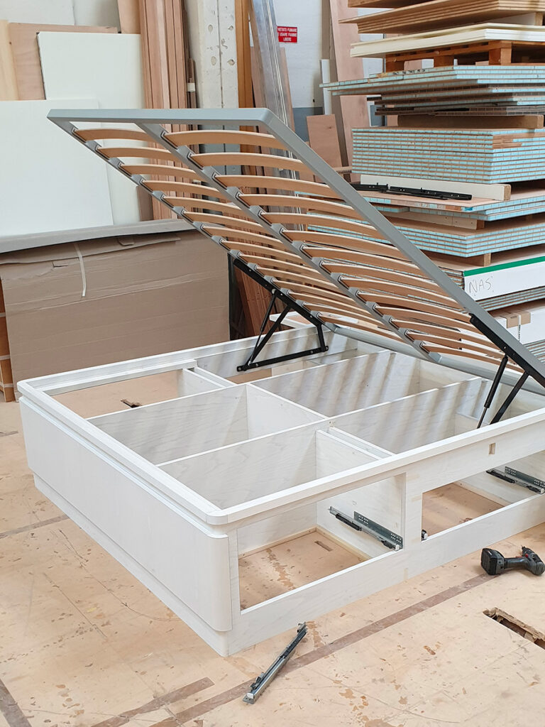 Letto contenitore in legno bianco con scomparti per yacht