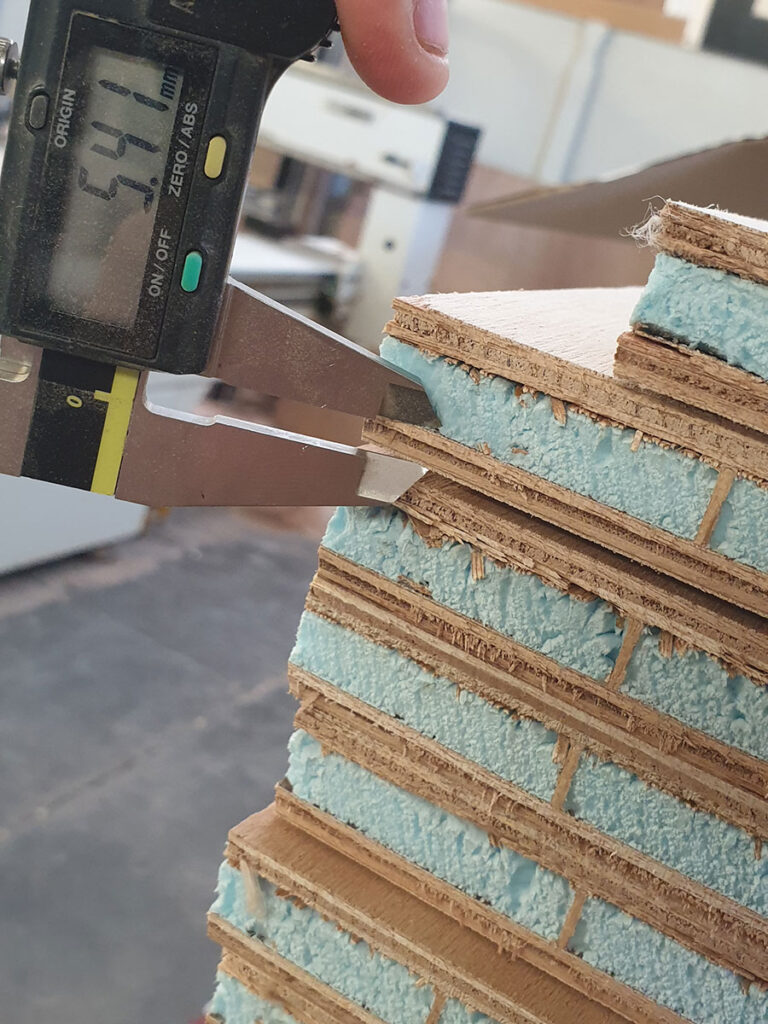 Pezzi di legno in preparazione per la lavorazione