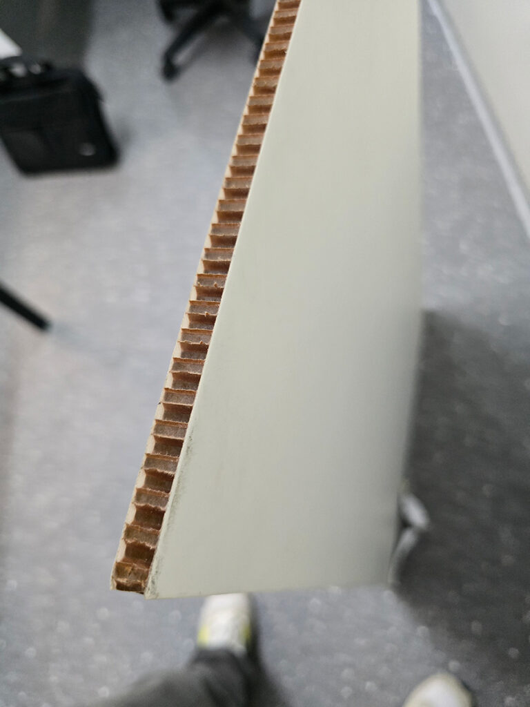 Lavorazione del legno bianco con particolari nello spessore