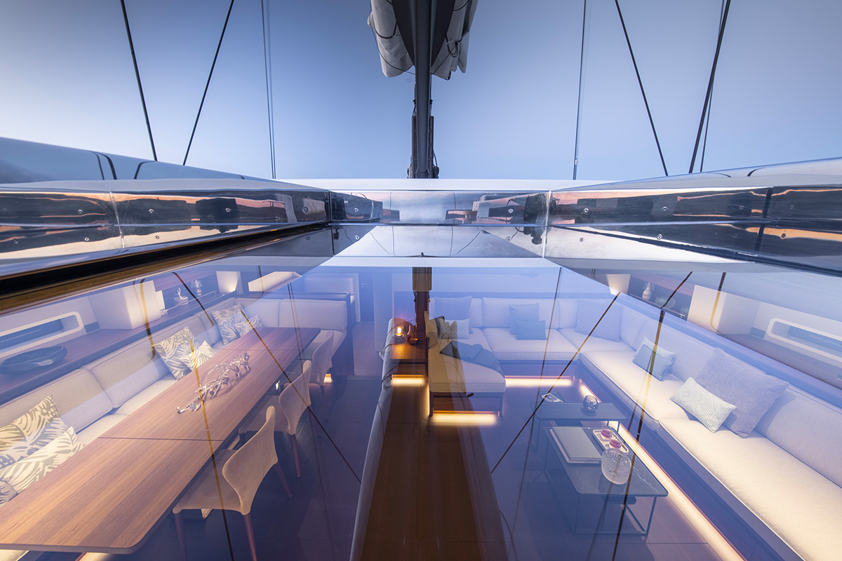 Suite armatoriale di yacht di lusso vista dall'esterno con apertura in vetro e dettagli in legno