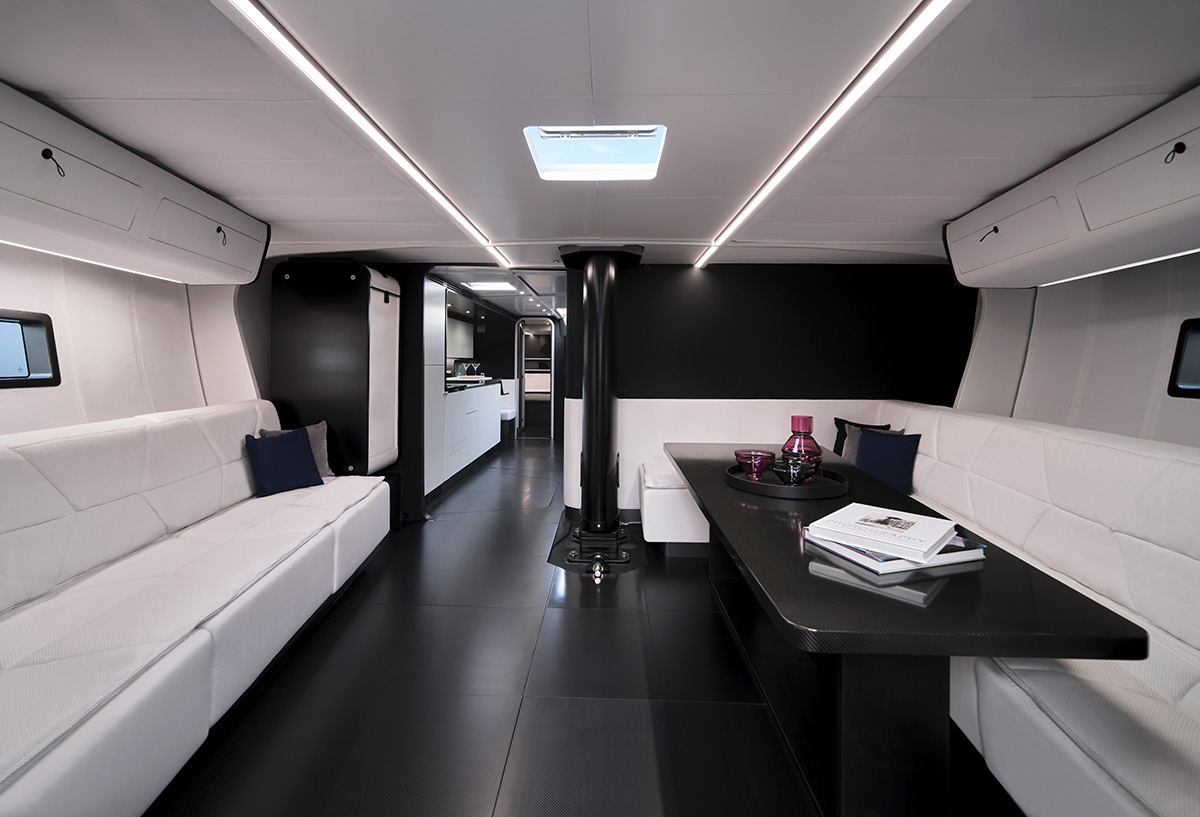 Interni yacht Solaris con salone moderno e cucina a vista