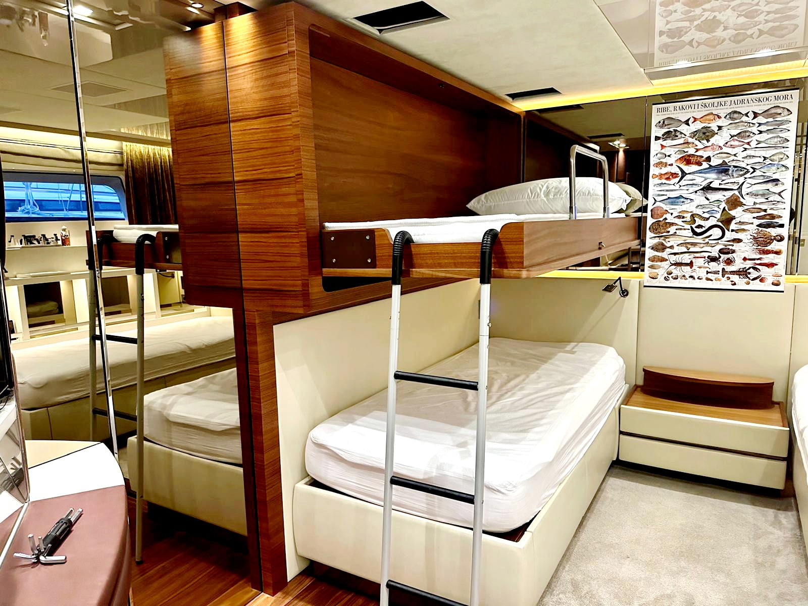 Letto a castello in una cabina di uno yacht di lusso