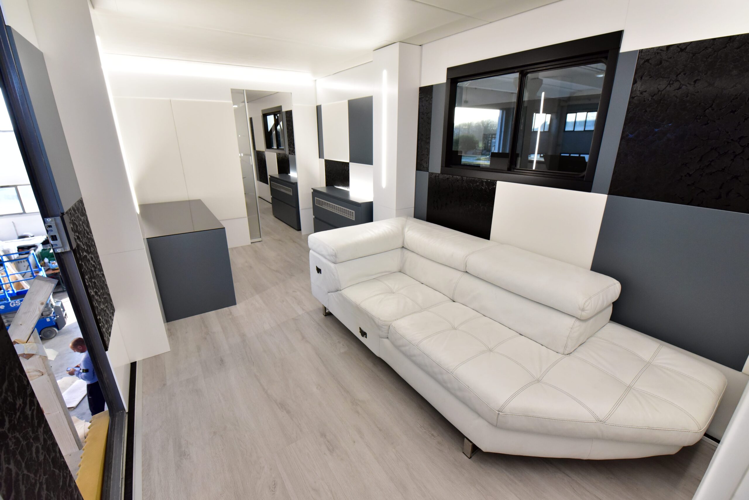 Grande divano dal design minimal in uno yacht di lusso
