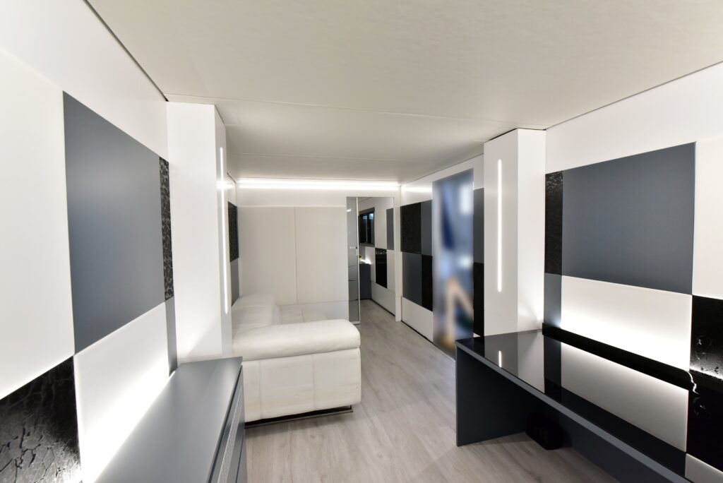 Grande divano dal design minimal in uno yacht di lusso